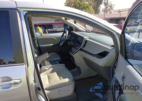 2017 Toyota Sienna Xle 8 Passenger z USA, uszkodzony, nr VIN 5TDYZ3DC3HS797383